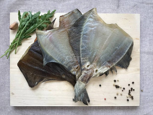 Гренки черные со вкусом сметаны и лука: Камбала камчатская вяленая без икры