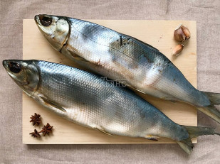 Гренки черные со вкусом сметаны и лука: Сиг вяленый