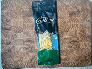 Картофель «Бруто» черный перец 70 гр.: Сыр 60 гр ГОРНЫЙ СЫРОВАР (Бочонок копчёный)