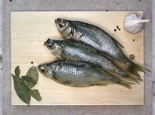 Гренки черные со вкусом сметаны и лука: Красноперка вяленая