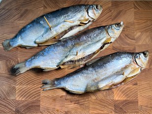 Гренки черные со вкусом сметаны и лука: Пелядь вяленая крупная потрошеная